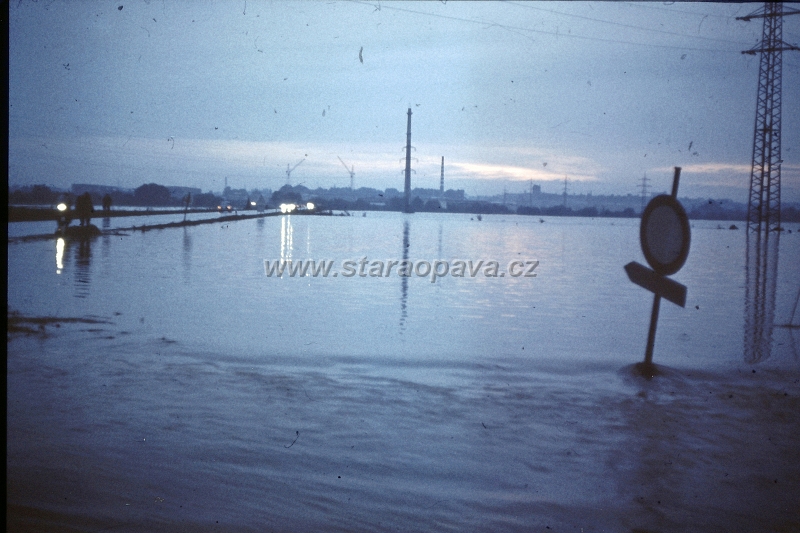 1977 (5).JPG - Povodně 1977 - pohled od Komárova směrem ke Kateřinkám